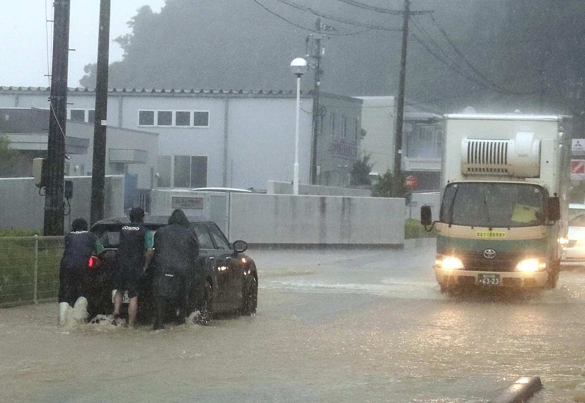 Dezastru în Japonia. Zeci de mii de oameni, evacuați din cauza inundațiilor. Orașe întregi au fost distruse