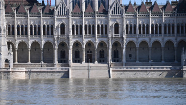 Dunărea a ajuns la scările Parlamentului ungar din Budapesta. Foto: Profimedia Images