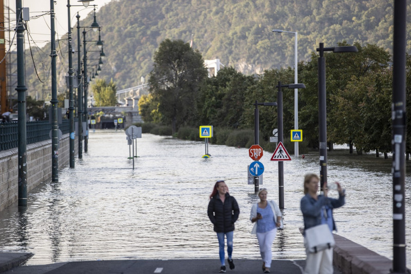 Selfie pe faleza inundată a Dunării. Foto: Profimedia Images