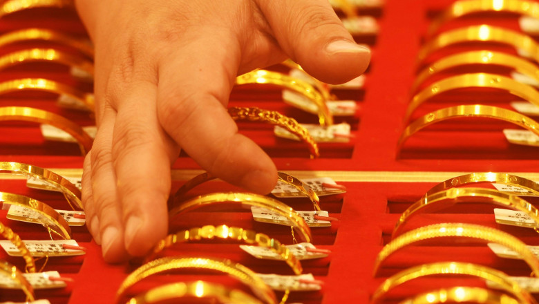 Global Gold Prices Hit A Record High HANGZHOU, CHINA - AUGUST 17, 2024 - A customer buys gold jewelry at a gold market i