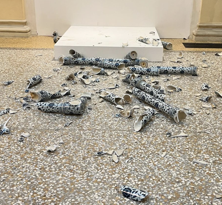 O operă de artă a artistului-activist chinez Ai Weiwei a fost distrusă de un bărbat într-o expoziție în Italia