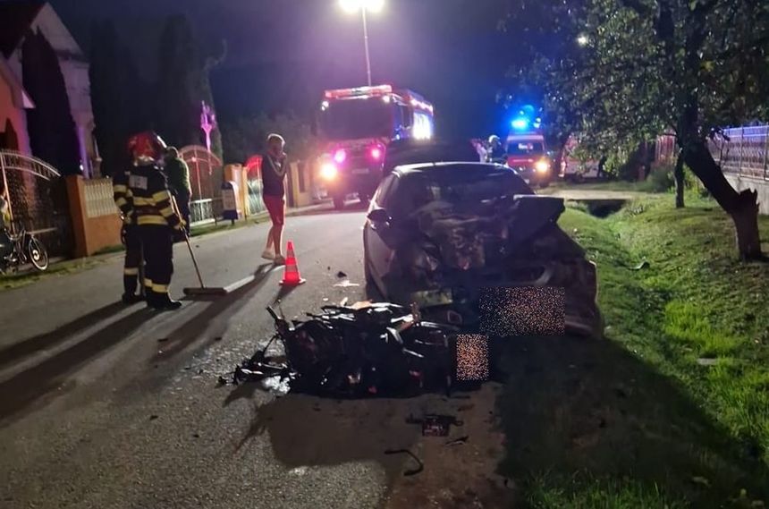 O tânără de 24 de ani a murit după ce motocicleta pe care se afla ca pasager s-a izbit frontal de o mașină