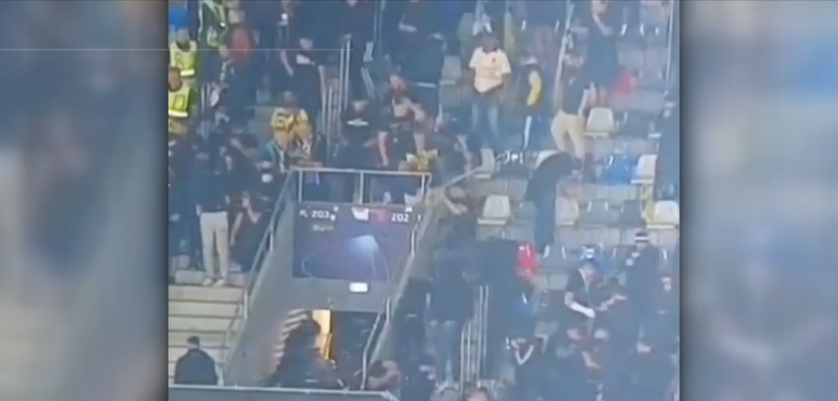 Violențe la meciul FCSB–Petrolul Ploiești. Jandarmii au folosit gaze lacrimogene, unii suporteri s-au bătut cu forțele de ordine