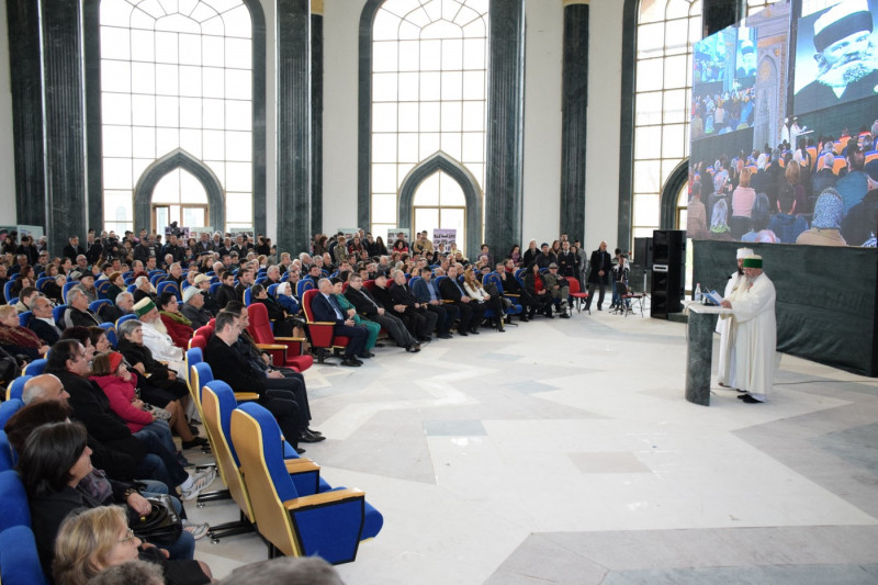 Clericul Edmond Brahimaj, cunoscut de adepți sub numele de Baba Mondi, vorbind adepților. Foto: Profimedia Images