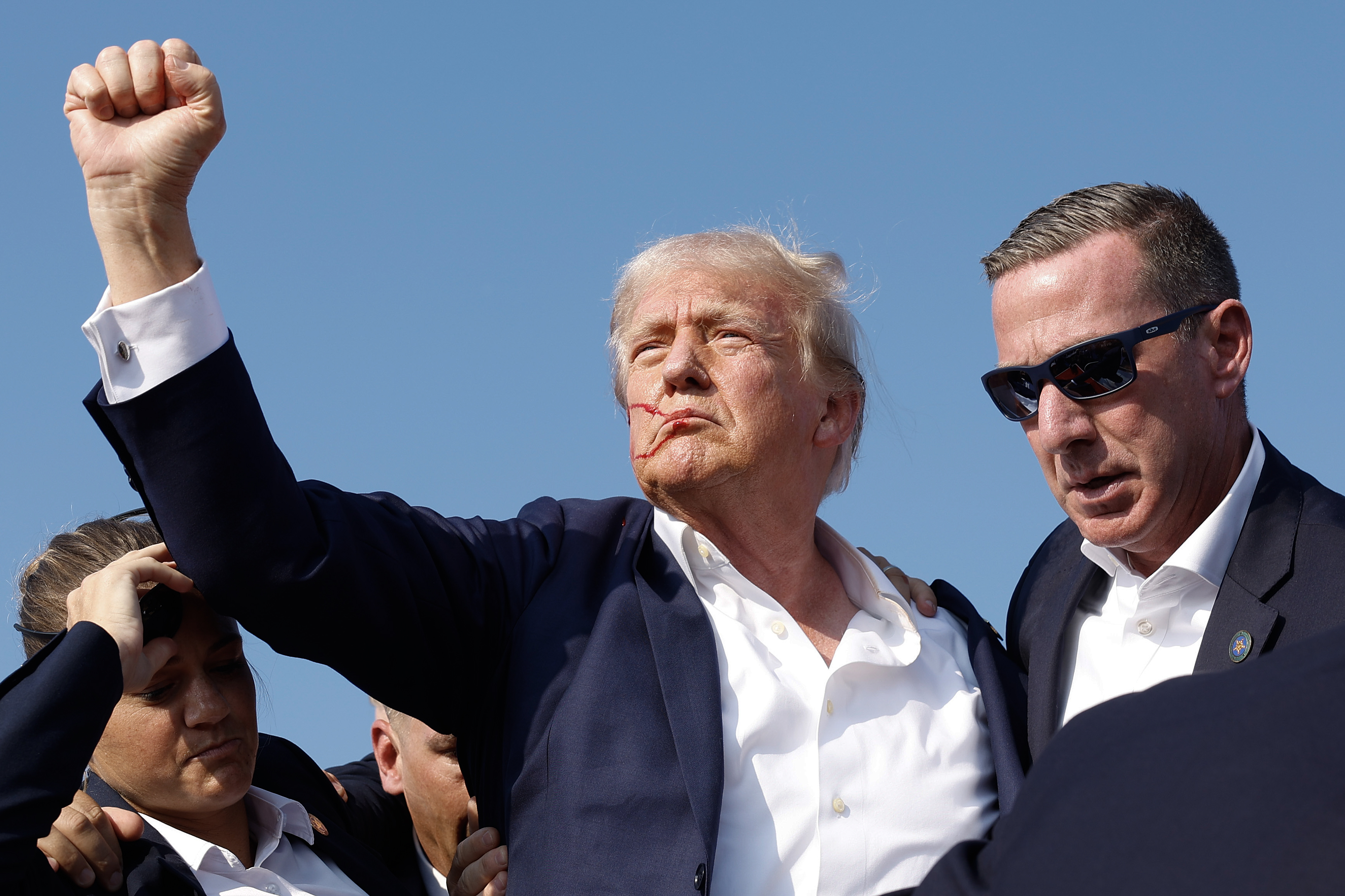 Teoriile conspirației și rețelele sociale. Cum ajung oamenii să creadă că Donald Trump și-a înscenat tentativele de asasinare