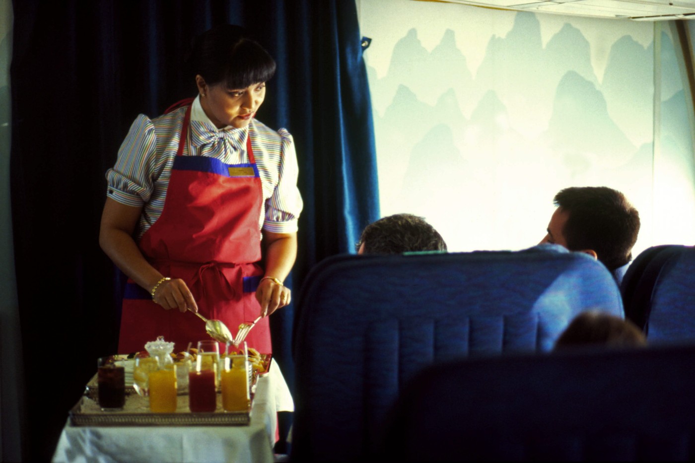 Un cuplu din Hong Kong a primit interdicție de la o companie aeriană după ce a hărțuit o femeie care și-a rabatat scaunul în avion