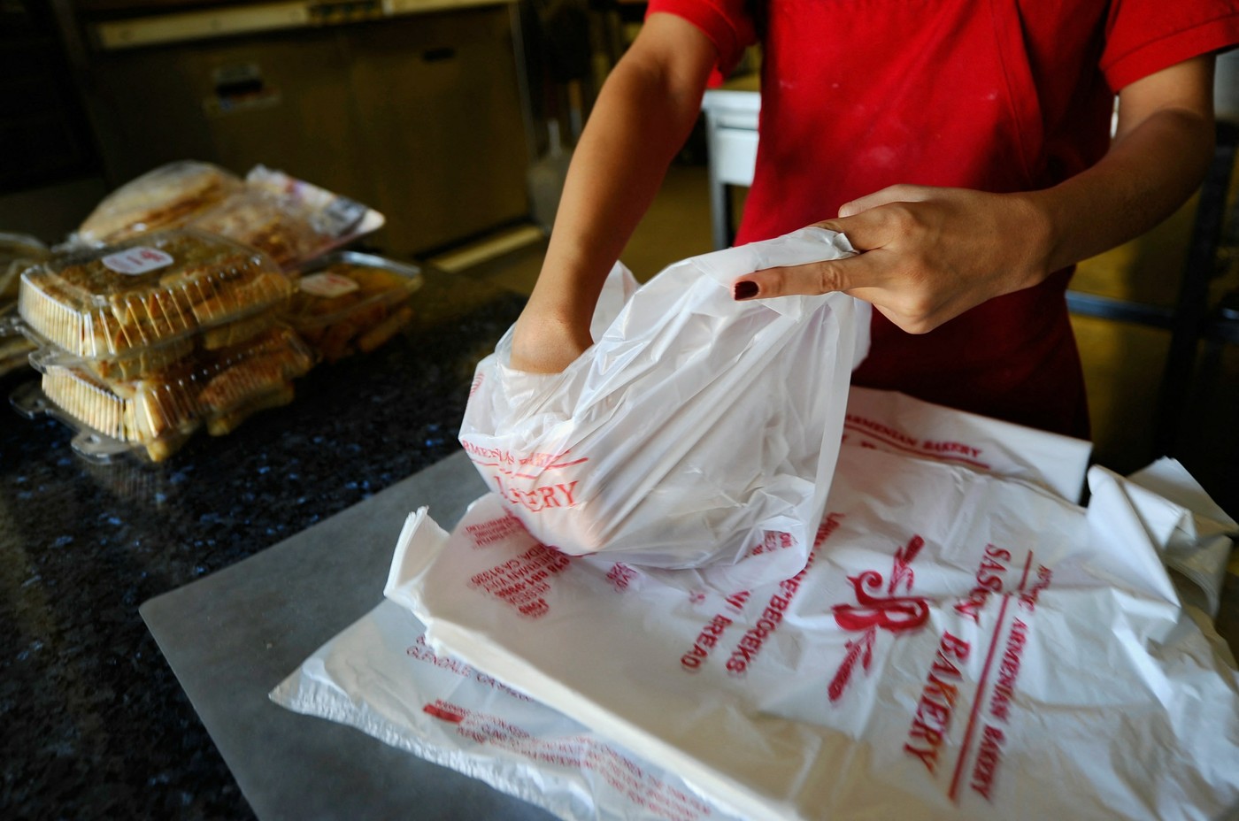 California interzice toate pungile de plastic pentru cumpărături în magazinele alimentare