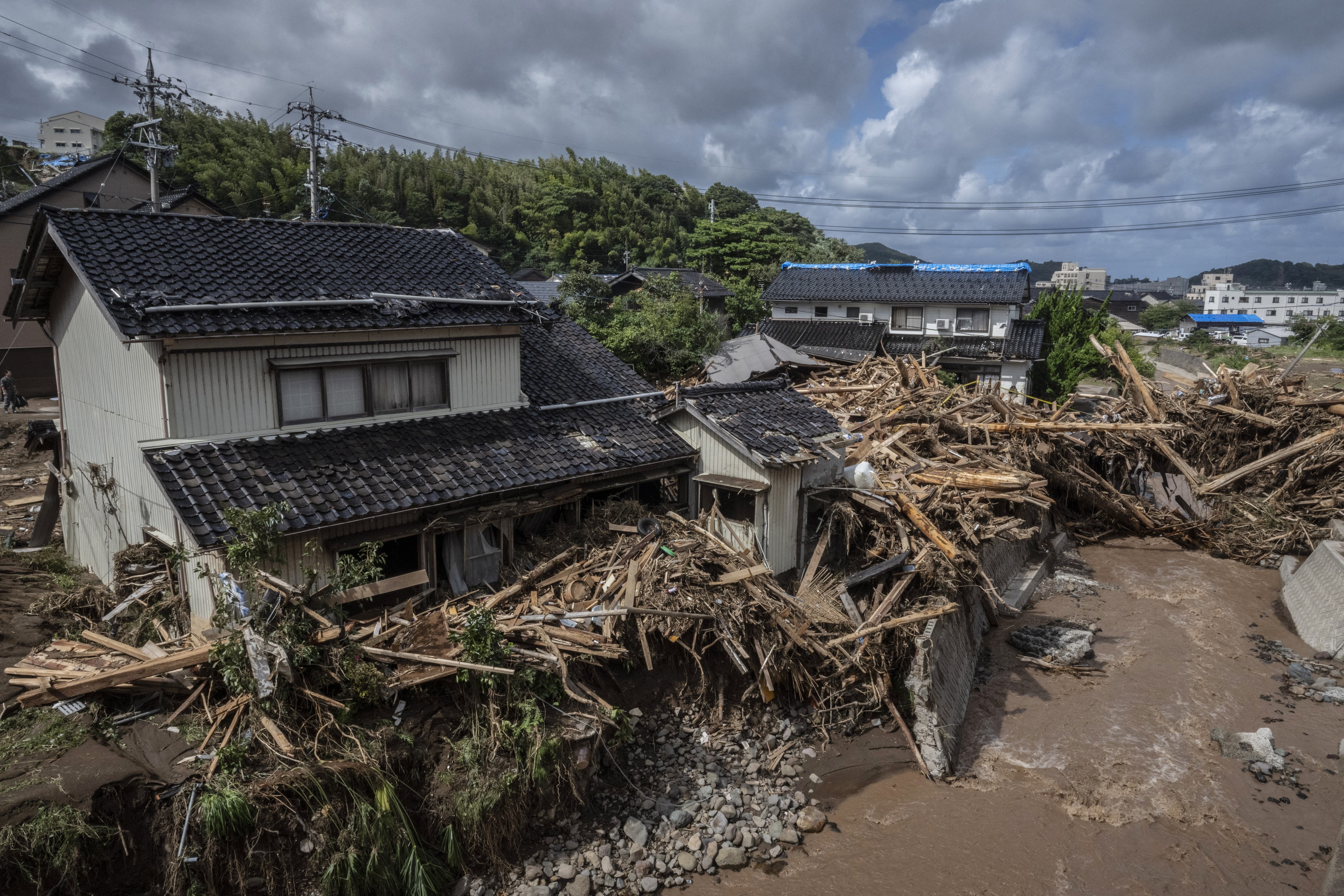 Cel puțin șapte oameni și-au pierdut viața în inundațiile istorice din Japonia. Mai multe persoane sunt dispărute