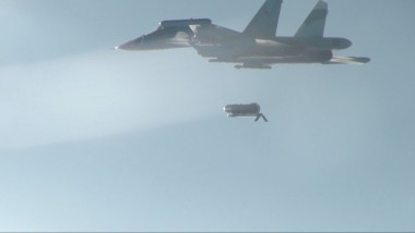 avion militar su-34 lansează o bombă cu planare