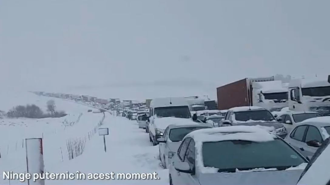 VIDEO Africa de Sud, paralizată de ninsorile abundente. O femeie a murit după ce a petrecut noaptea într-un microbuz blocat în zăpadă