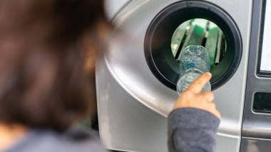 sticla returnata reciclare aparat gettyimages