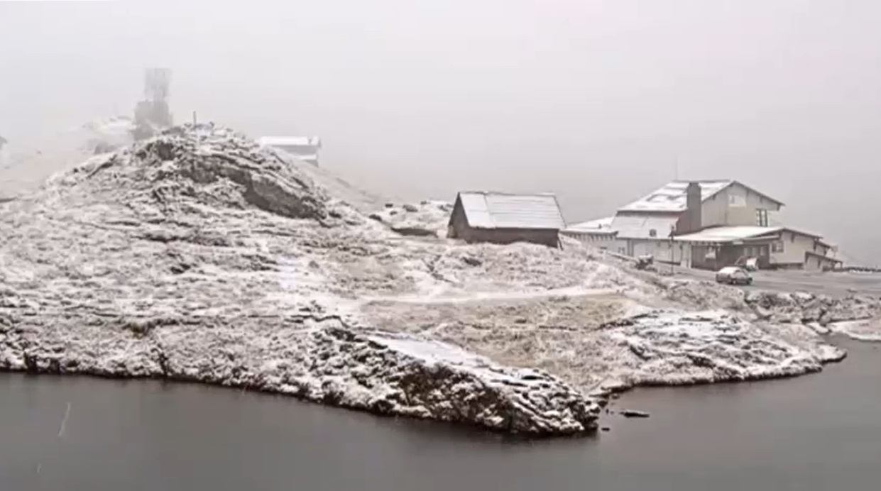 A nins pe Transalpina și la Bâlea Lac. Drumarii intervin pe mai multe sectoare de munte. „Vă rugăm să circulaţi cu prudenţă”
