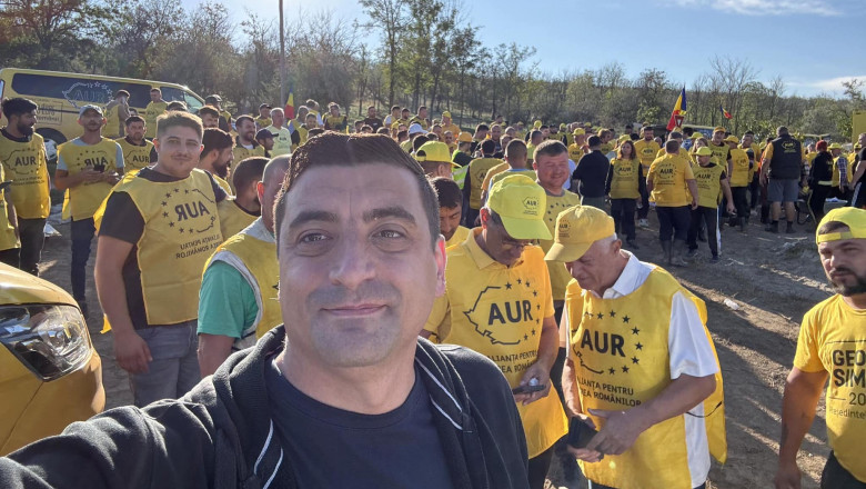 George Simion selfie cu oameni in veste cu AUR