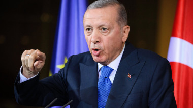 Recep Erdogan gesticulează de la tribună