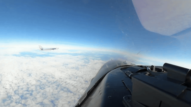 Un Suhoi rusesc trece razant pe lângă un F-16 american în apropiere de Alaska. General SUA: O manevră „nesigură și neprofesională”