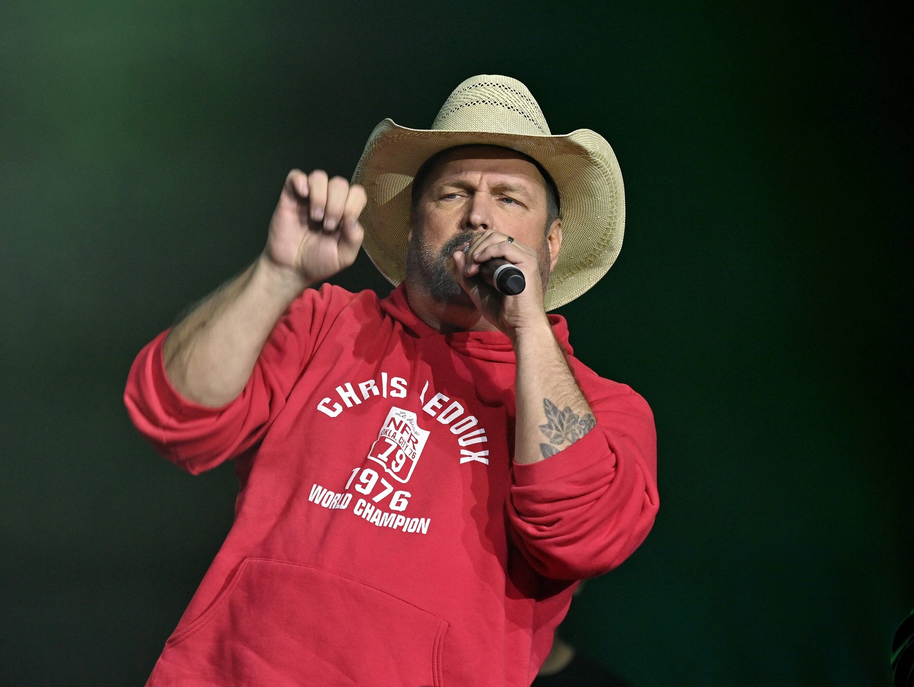 Cântărețul country Garth Brooks a fost acuzat de viol de fosta sa coafeză. Victima povestește că s-a gândit să se sinucidă
