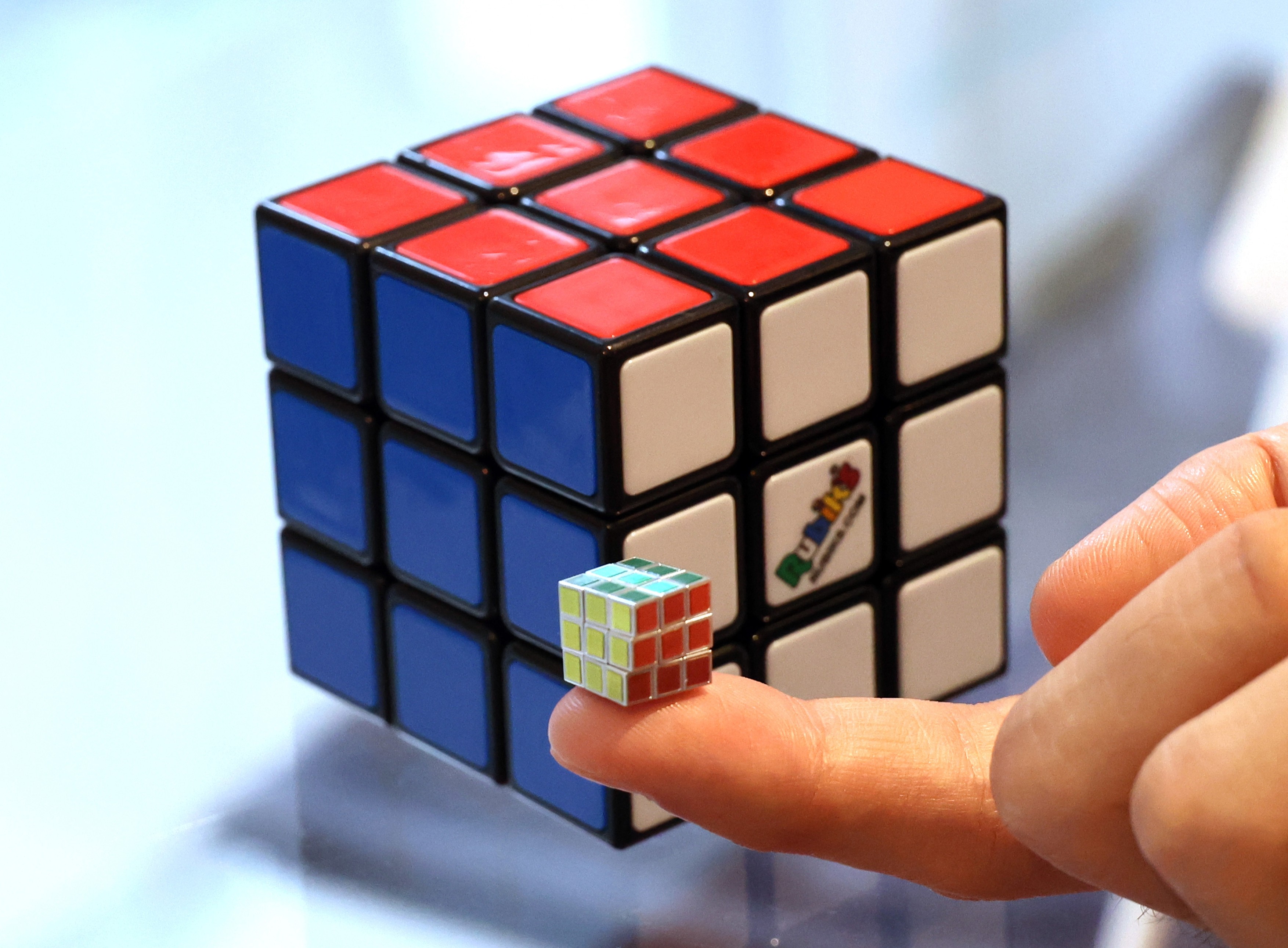 Cel mai mic cub Rubik din lume: ai nevoie de o pensetă ca să te poți juca cu el