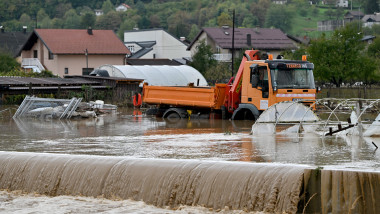 Un vehicul este văzut pe un drum inundat în urma ploilor abundente, pe 4 octombrie 2024. Mai multe orașe din centrul Bosniei au fost grav inundate pe 4 octombrie, după ploi abundente.