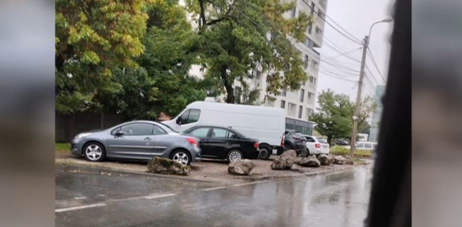 VIDEO Mașini parcate pe iarbă, blocate cu bolovani uriași. Cum au fost pedepsiți mai mulți șoferi timișoreni