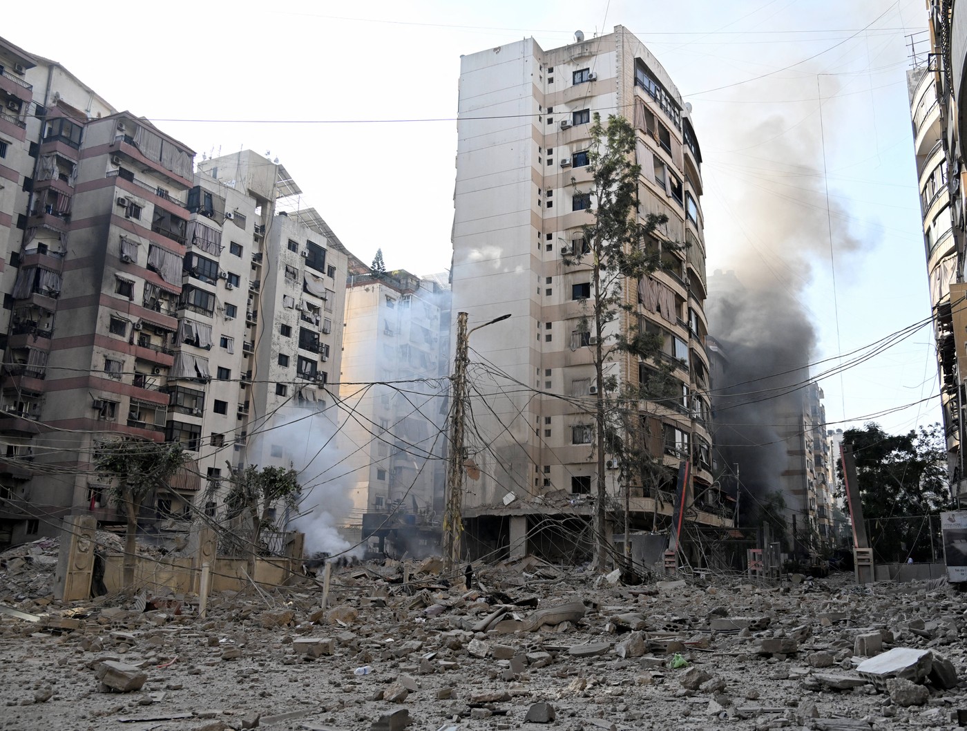 FOTO Israelul a lansat noi raiduri asupra Libanului. Clădiri întregi au fost doborâte la pământ în Beirut