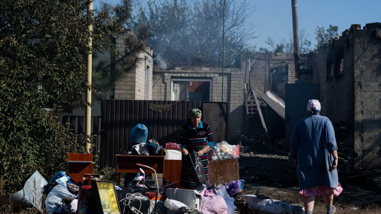 O localnică din Pokrovsk, cu ce a strâns din ruinele locuinței sale bombardate Foto: Profimedia