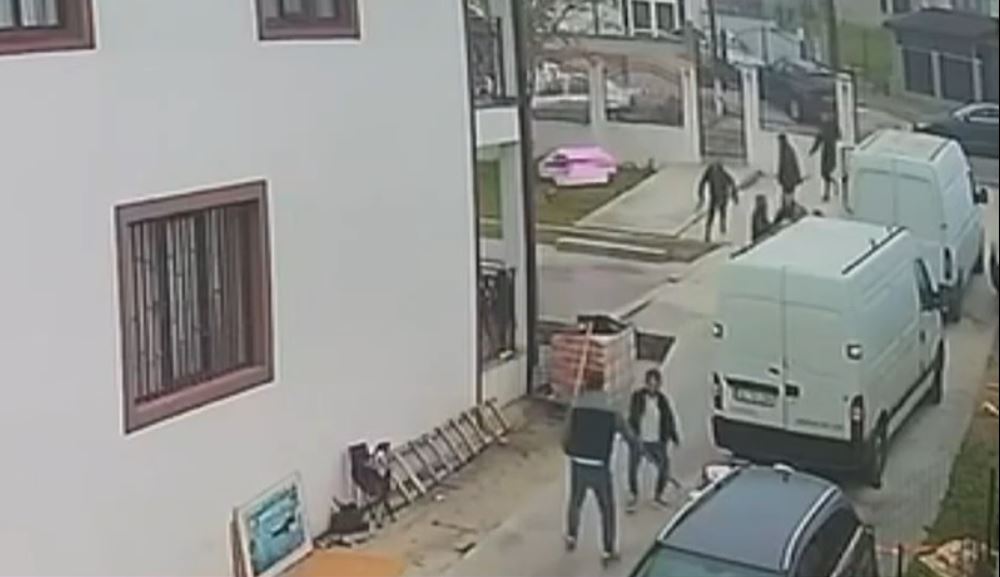 VIDEO Bătaie cu bâte, topoare și săbii între clanuri, într-o comună din Galați. Agresorii sunt căutați