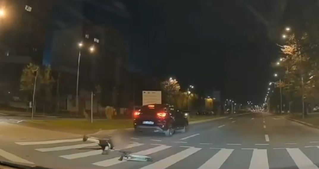VIDEO Copil pe trotinetă, la un pas de accident pe trecerea de pietoni