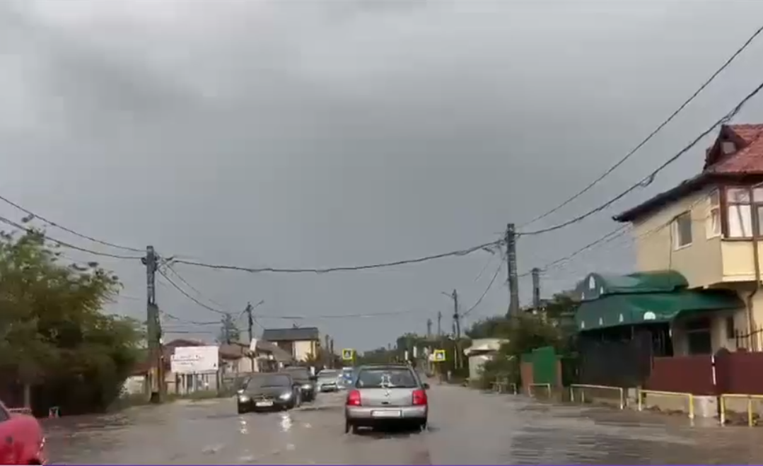 VIDEO Furtună puternică în județul Constanța. Locuitorii au primit mesaje RO-Alert, străzile au fost acoperite de apă