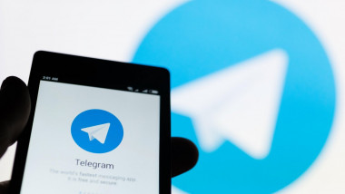 logo aplicația telegram pe un ecran de smartphone