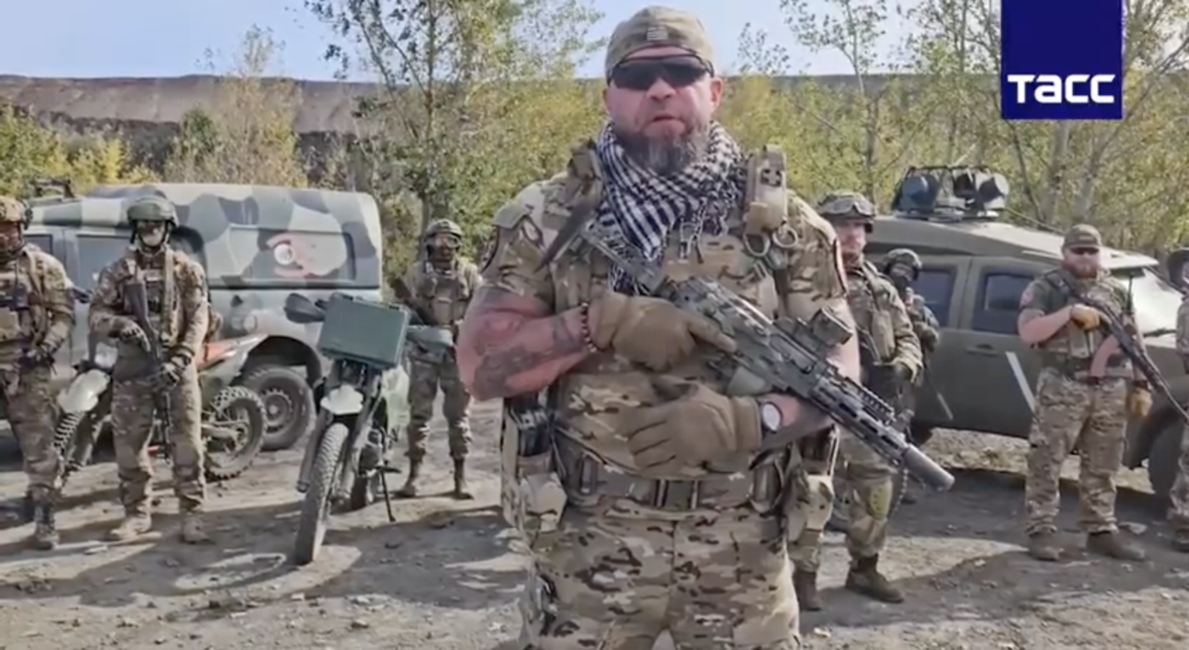Soldații ruși din Ucraina trag salve de mitralieră în cinstea zilei lui Putin. „Vă mulțumim că v-ați dedicat în întregime Patriei”