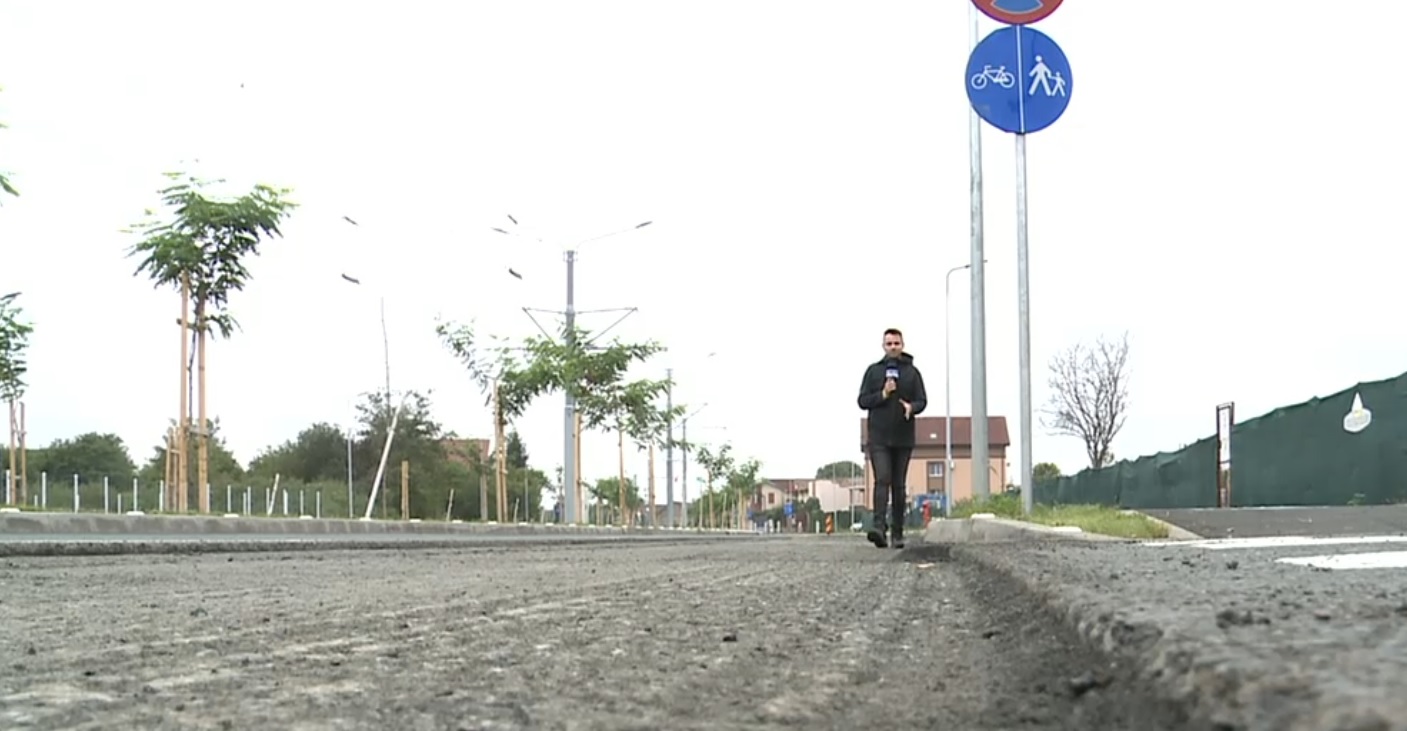 Orașul în care un bulevard este, din 2020, un șantier fără sfârșit. Drumul s-a umplut de bălți la prima ploaie după asfaltare