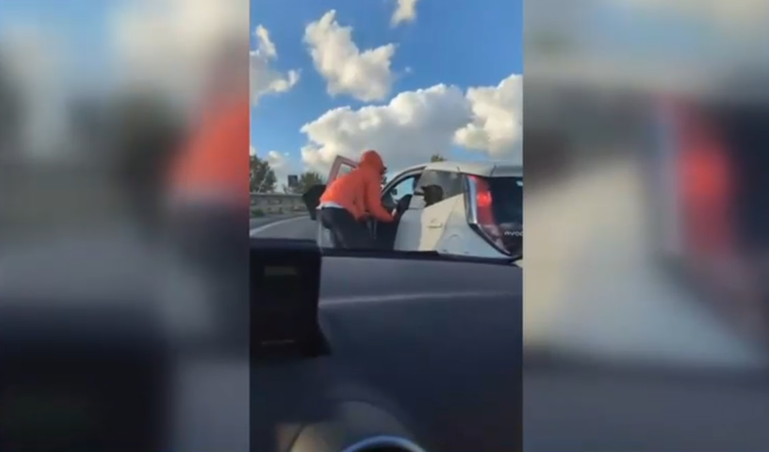 Scene incredibile în Italia. Un bărbat a încercat să fure mașina unei șoferițe care era blocată în trafic. Cum a reușit să scape femeia