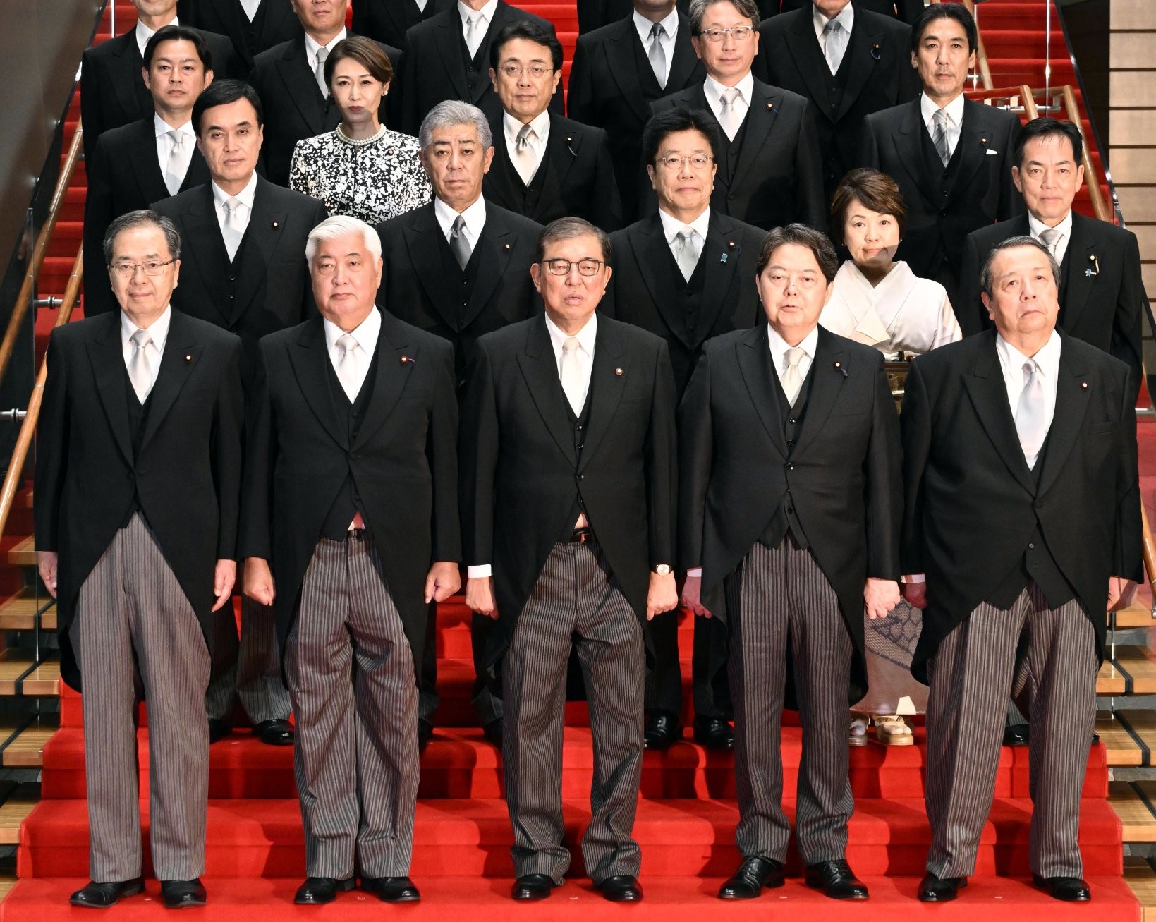 Guvernul de la Tokyo a retușat o fotografie cu noul executiv, după un val de ironii pe rețelele sociale. „Este absolut jenant”