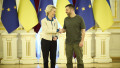 Ursula von der Leyen dă mâna cu Volodimir Zelenski