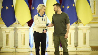 Ursula von der Leyen dă mâna cu Volodimir Zelenski