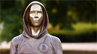 Statuia lui Satoshi Nakamoto, misteriosul creator al Bitcoin, în Budapesta