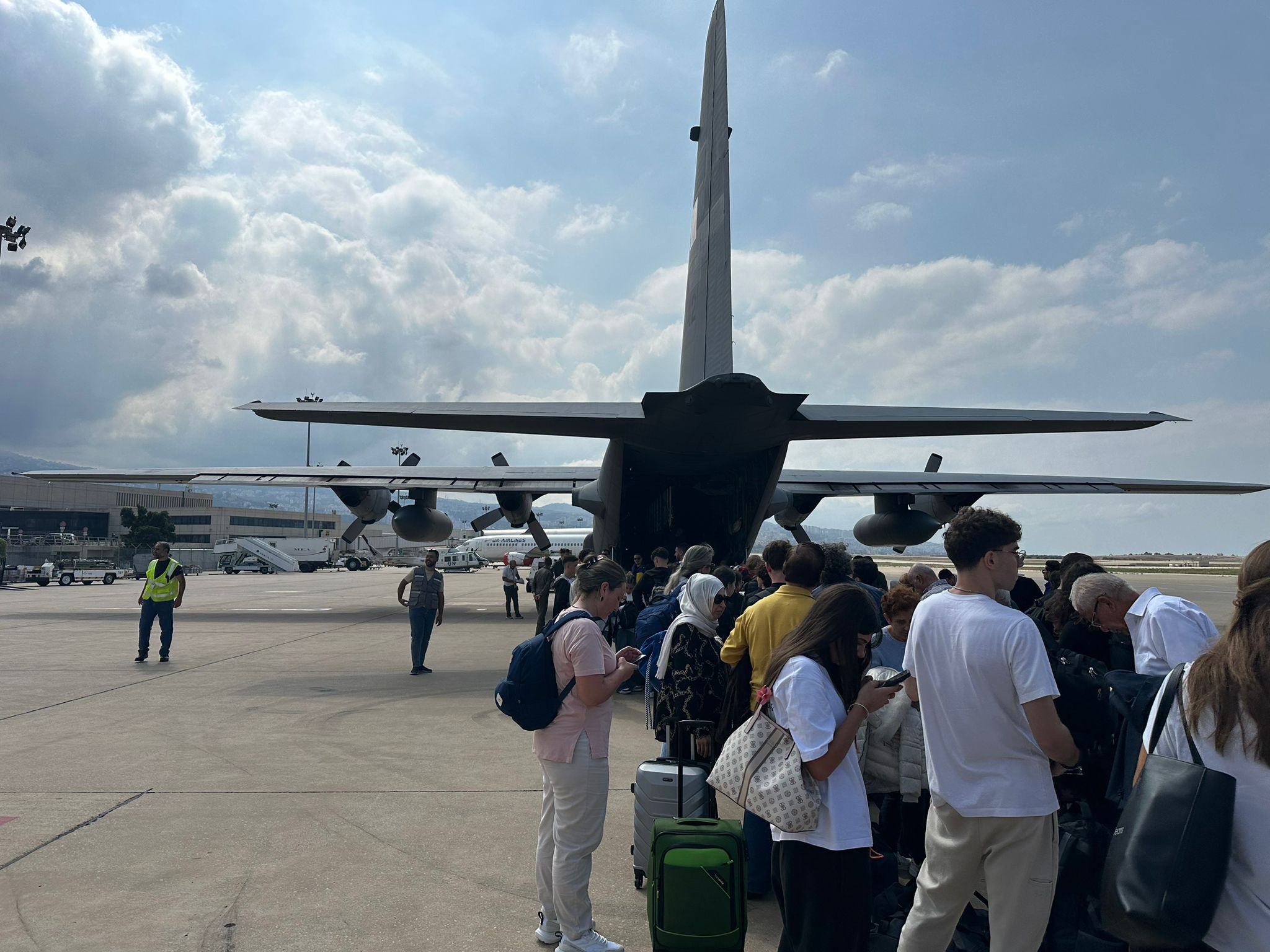 Încă 69 de români au fost evacuați din Liban. Anunțul oficialilor din Ministerul Afacerilor Externe