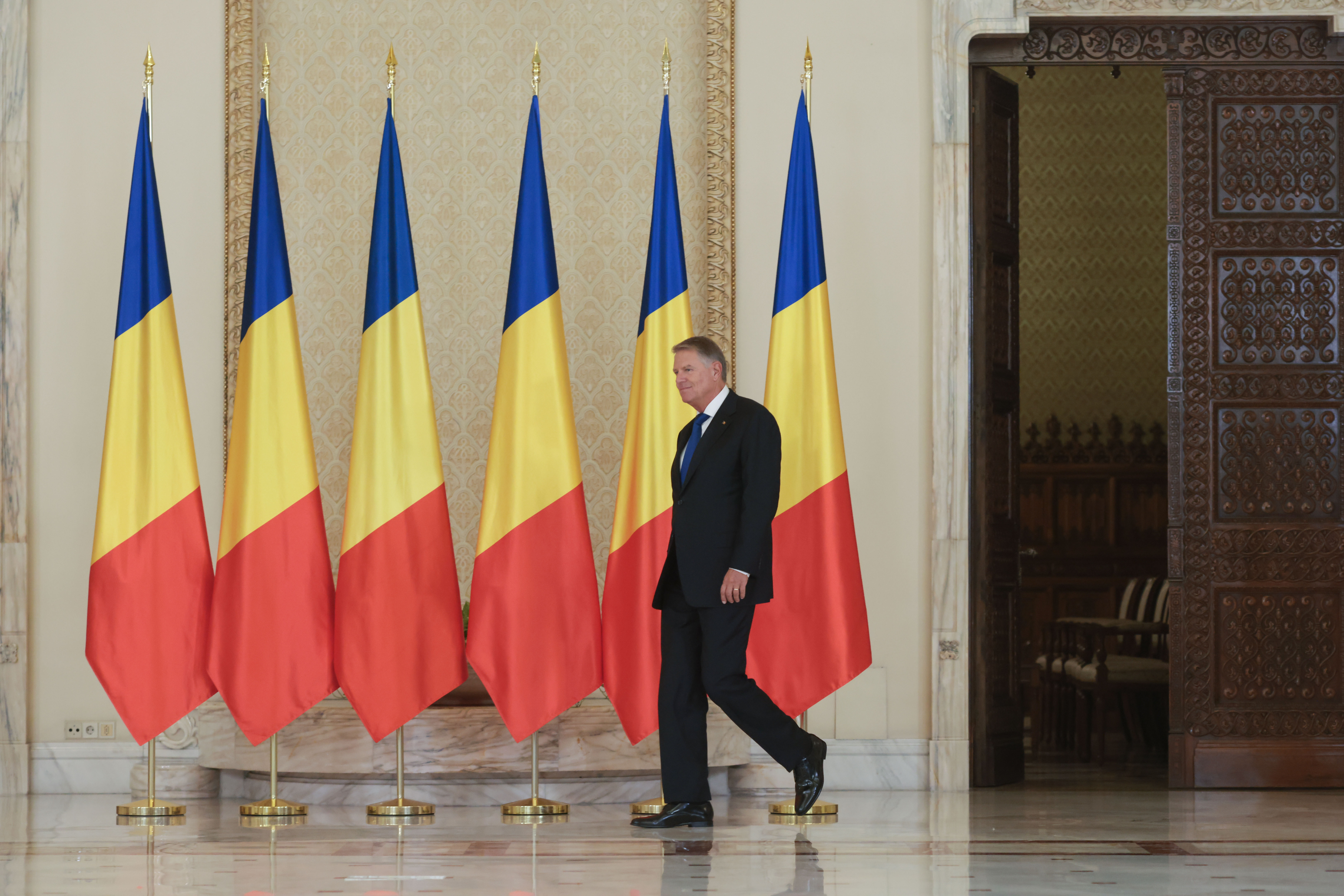 Klaus Iohannis organizează o ceremonie la Cotroceni unde vor fi decorate liceele din Sibiu la care el și soția sa, Carmen, au predat