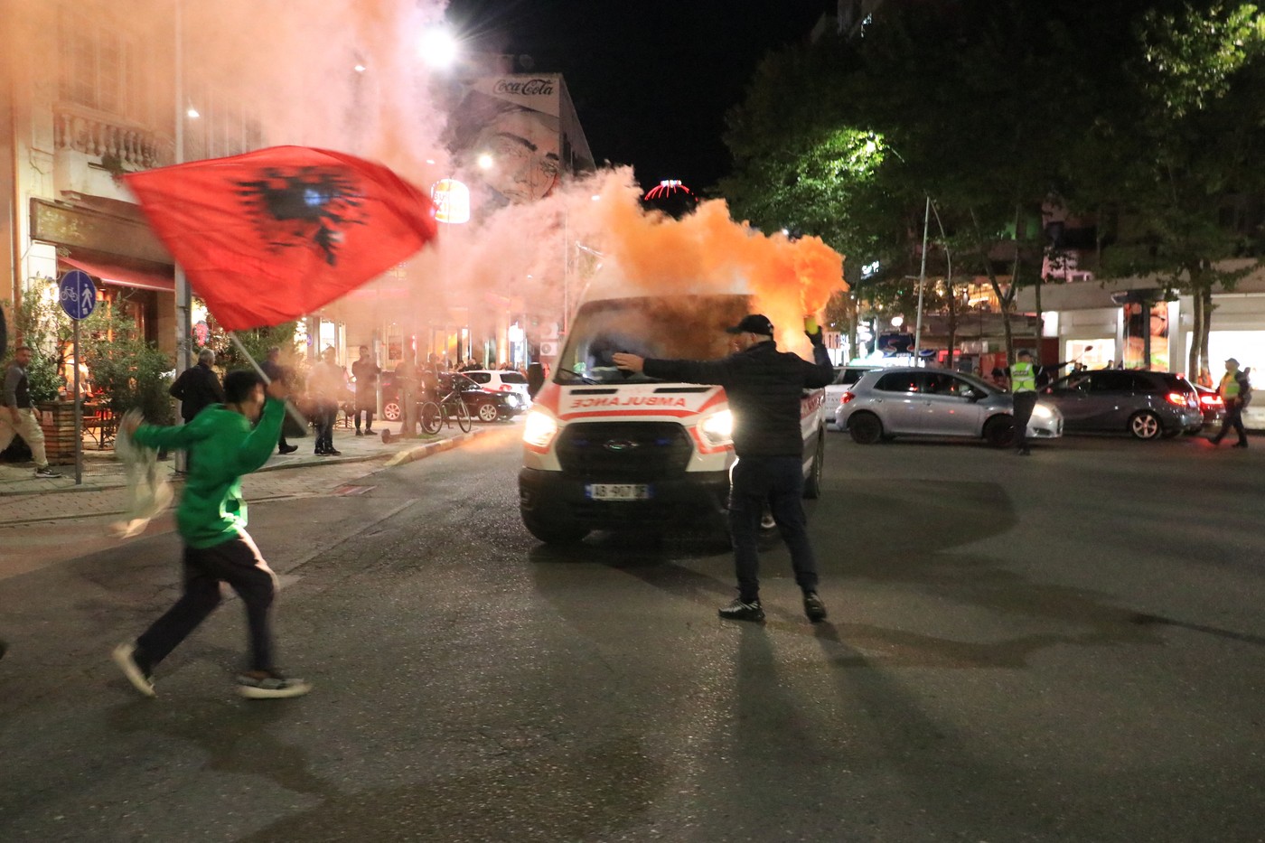 Proteste violente în Albania: oamenii care cer demisia guvernului au strigat „Jos dictatura”. Poliția a ripostat cu gaze lacrimogene