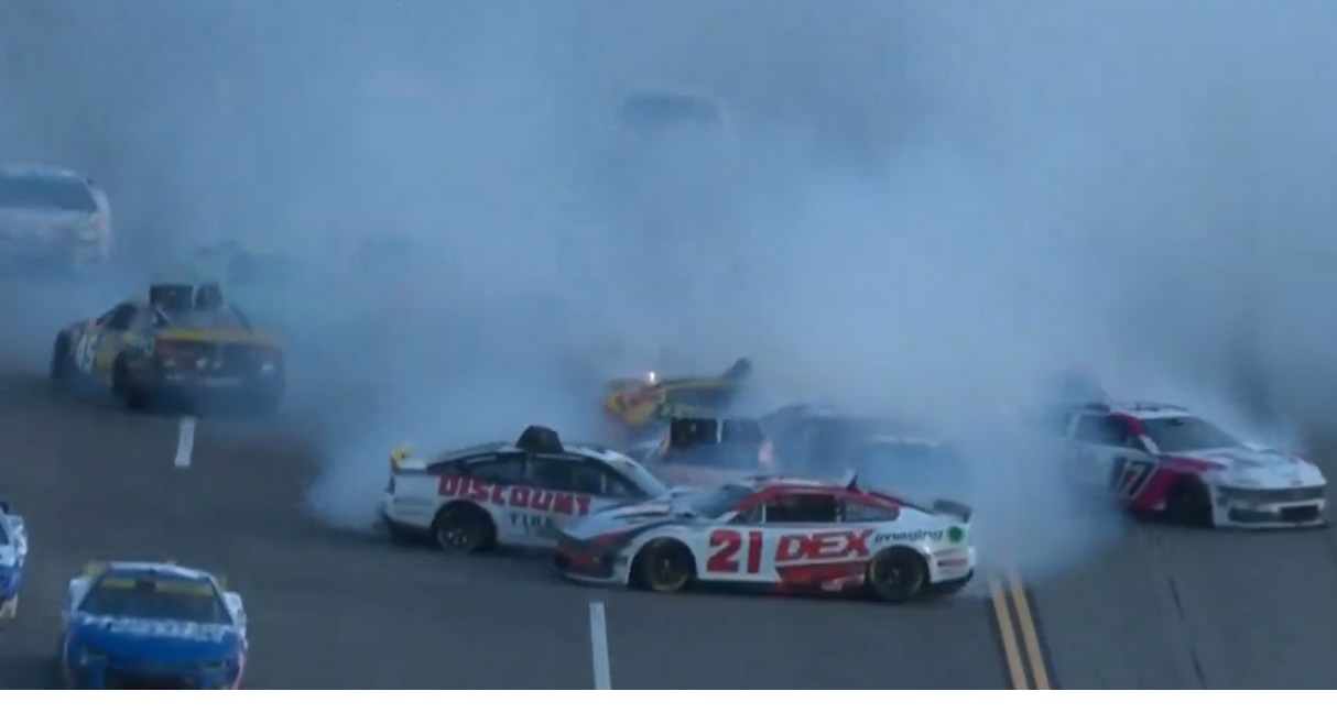 Cel mai mare accident din istoria NASCAR. „The Big One”. Zeci de mașini au fost implicate
