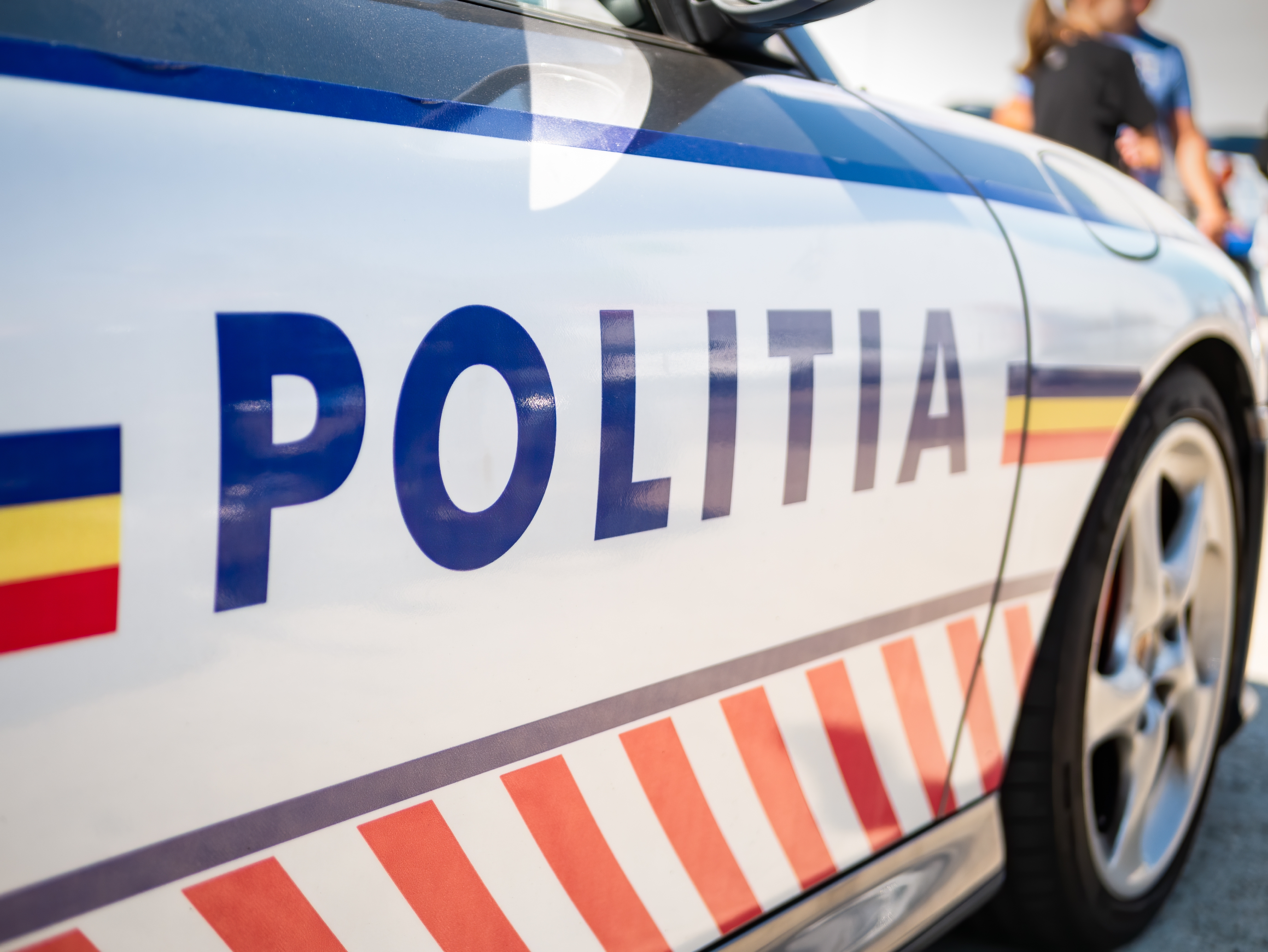Un polițist aflat în misiune a lovit o femeie pe o trecere de pietoni din Capitală. Victima a fost dusă la spital
