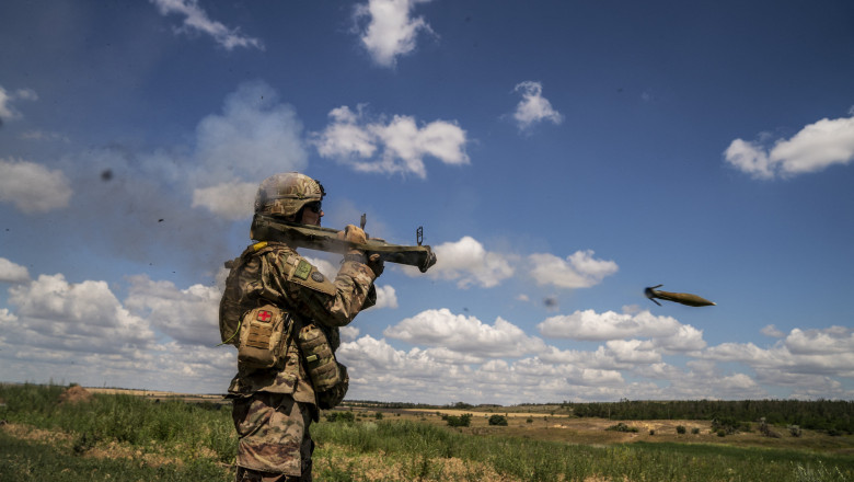 Ukranian army train with British and US weaponry in Donetsk Oblast