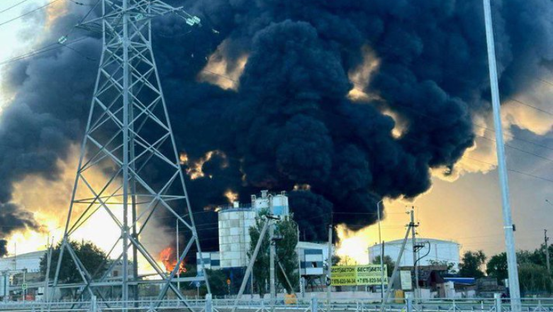 Incendiul provocat de o lovitură ucraineană la un depozit petrolier din Crimeea încă nu a fost stins. Peste o mie de civili evacuați