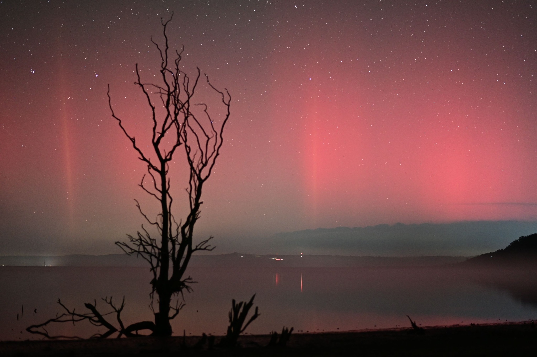 Aurora boreală s-a văzut în România. Imagini spectaculoase cu fenomenul care a apărut pe cerul nopții