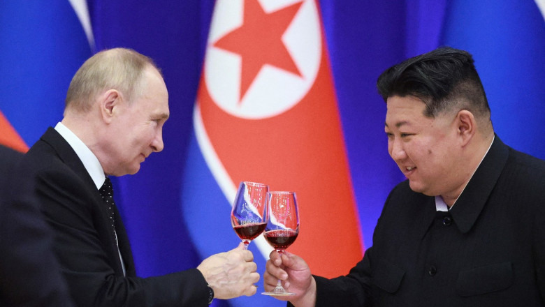 kim jong un și vladimir putin își ciocnesc paharele cu vin