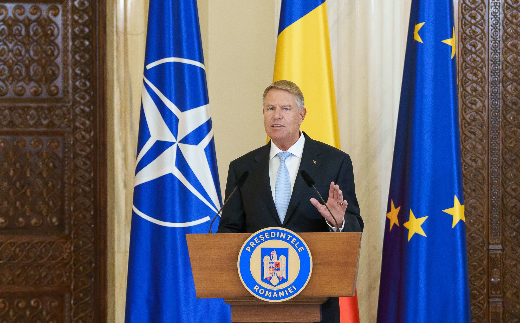 Iohannis, la ceremonia de decorare a unor instituţii de învăţământ: Educaţia a fost una dintre temele fundamentale ale mandatelor mele