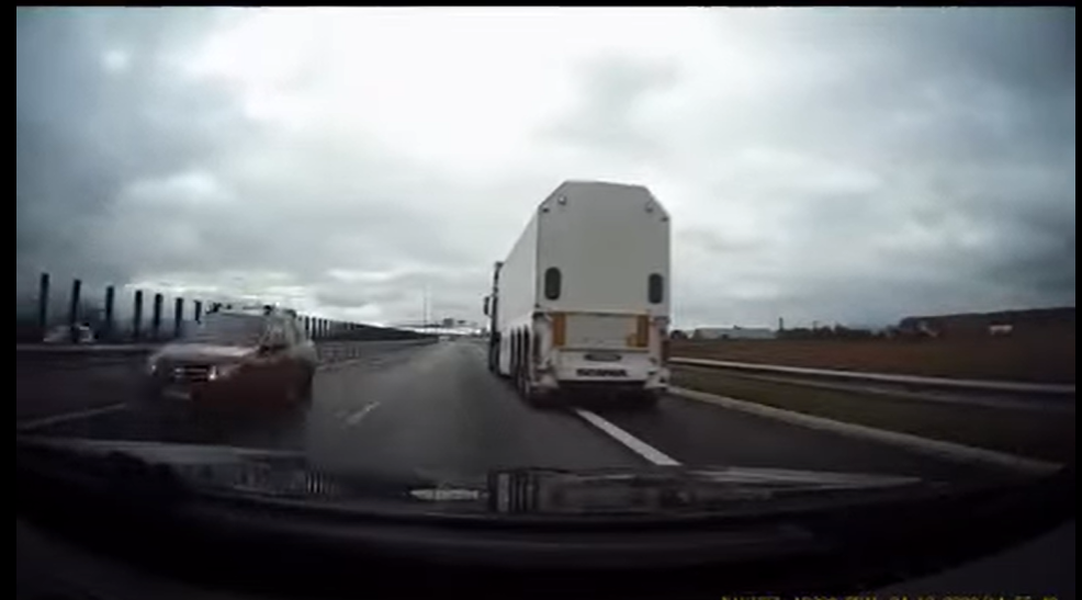 Un pensionar de 85 de ani a fost filmat când circula cu maşina pe contrasens pe autostradă. Poliția i-a ridicat permisul pentru 4 luni