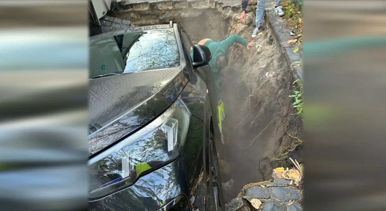 O mașină a căzut într-o groapă formată din senin în Sectorul 6 din București. Cum s-a produs incidentul