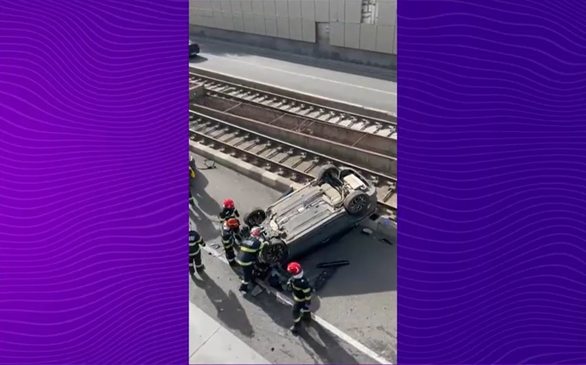 O mașină s-a răsturnat pe o stradă din București. Circulația tramvaielor de pe linia 41 a fost afectată. Șoferul a fost dus la spital