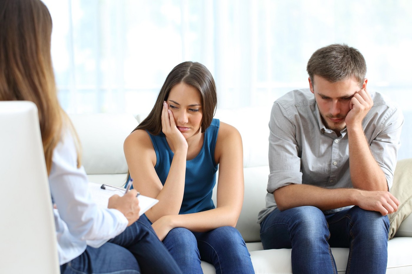 Părinții copiilor cu sindrom Down sau tulburări autiste vor primi sprijin psihologic gratuit. Legea a trecut de Parlament